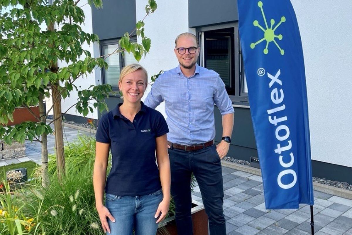 Lena Runte und Marcel Kemner vor dem Octoflex Firmengebäude