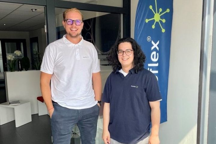 Octoflex Gesch&auml;ftsf&uuml;hrer Marcel Kemner und unser neuer Auszubildender Leonard Ellis vor der Firmenzentral