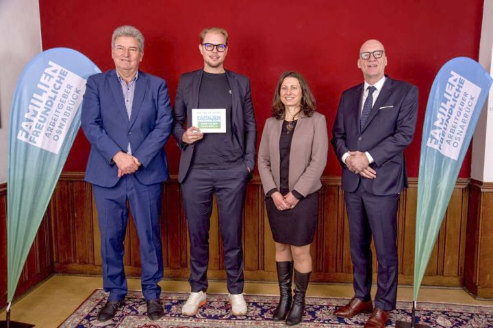 &Uuml;bergabe des Zertifikats "Familienfreundlicher Arbeitgeber" an die Octoflex GmbH